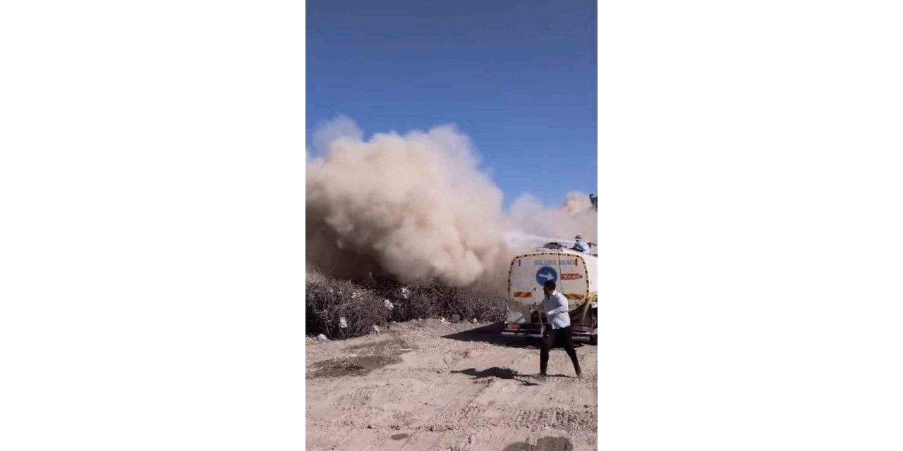 Elazığ’da ağır hasarlı bina tek dokunuşta yıkıldı
