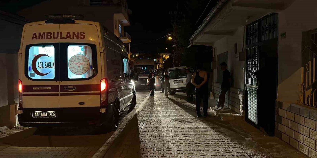Malatya'da araç bahçe duvarına çarptı: 1 yaralı