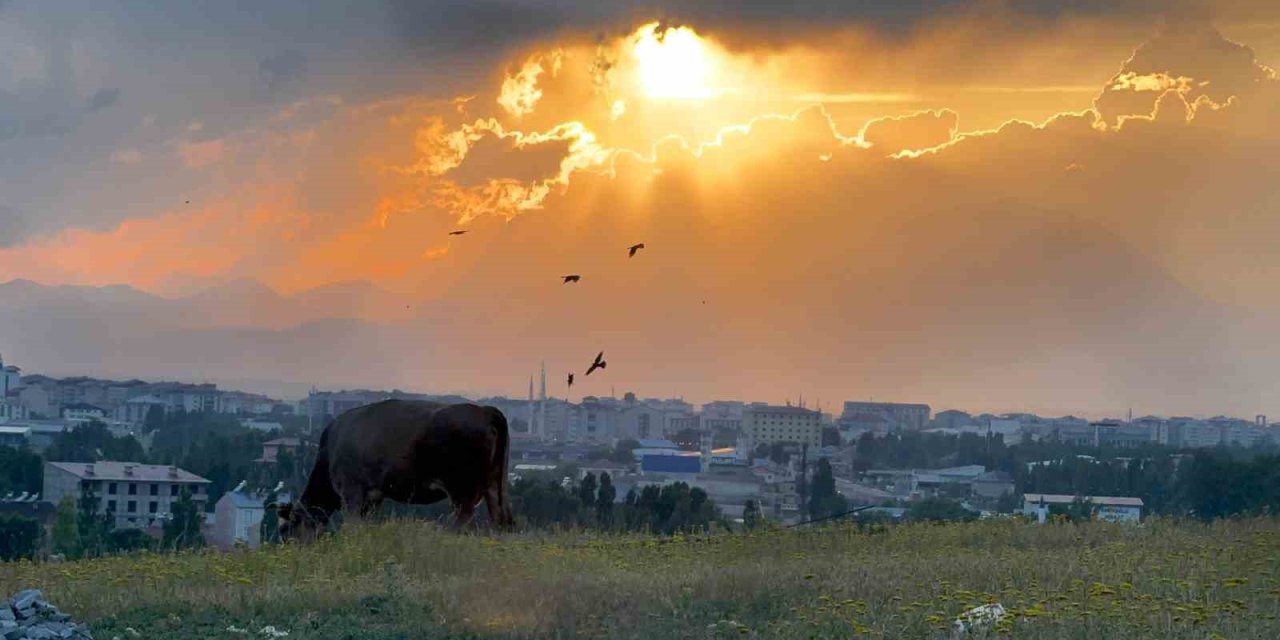 Ağrı’da gün batımı kartpostallık görüntüler oluşturdu