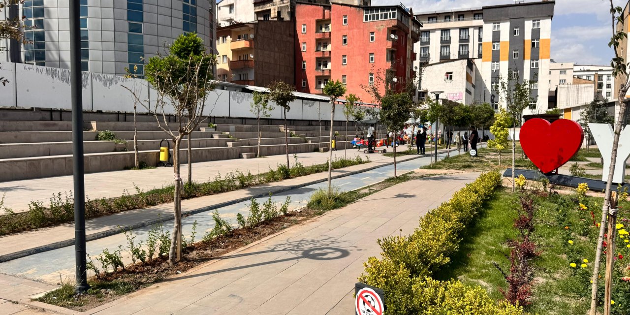 Yüksekova’da sıcak hava etkisini artırdı: Parklar boş kaldı