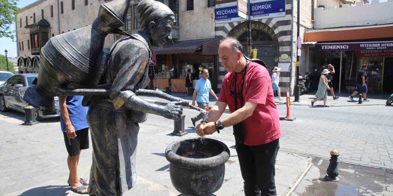 Sıcaktan bunalan vatandaşlar çeşme başında serinledi