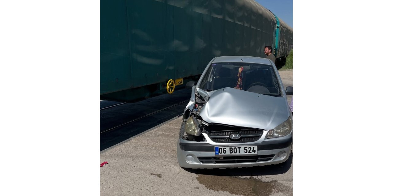 Van’da tren hemzemin geçitte otomobile çarptı: 1 yaralı