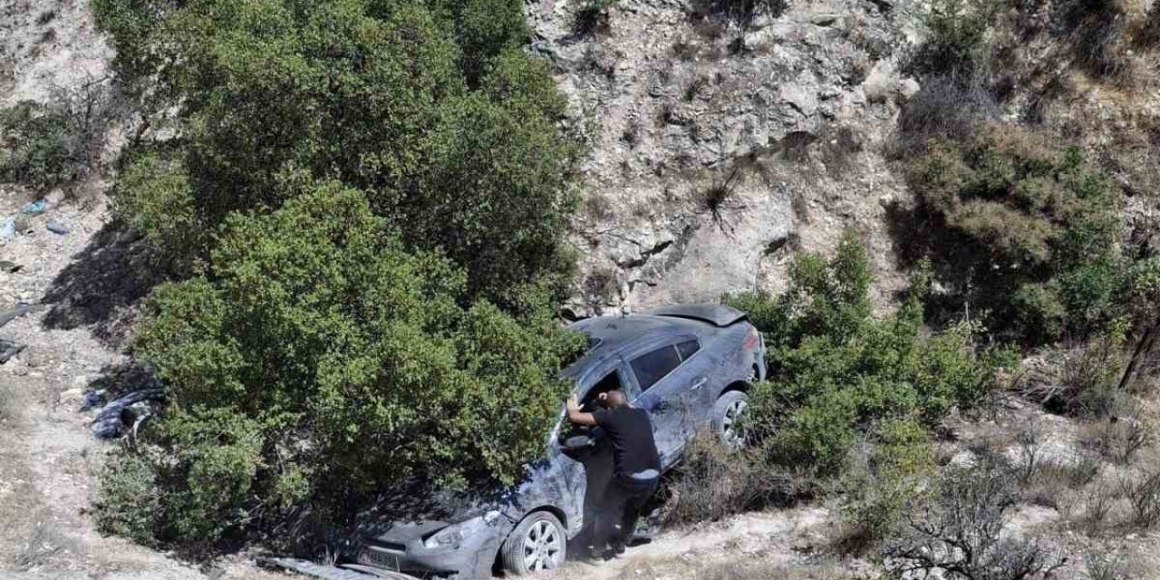 Gaziantep’te virajı alamayan otomobil dere yatağına uçtu