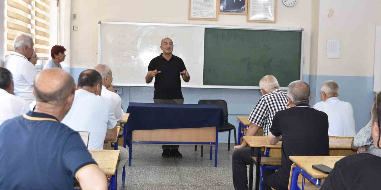 Bitlis'te 40 yıl sonra aynı okul sıralarında buluştular