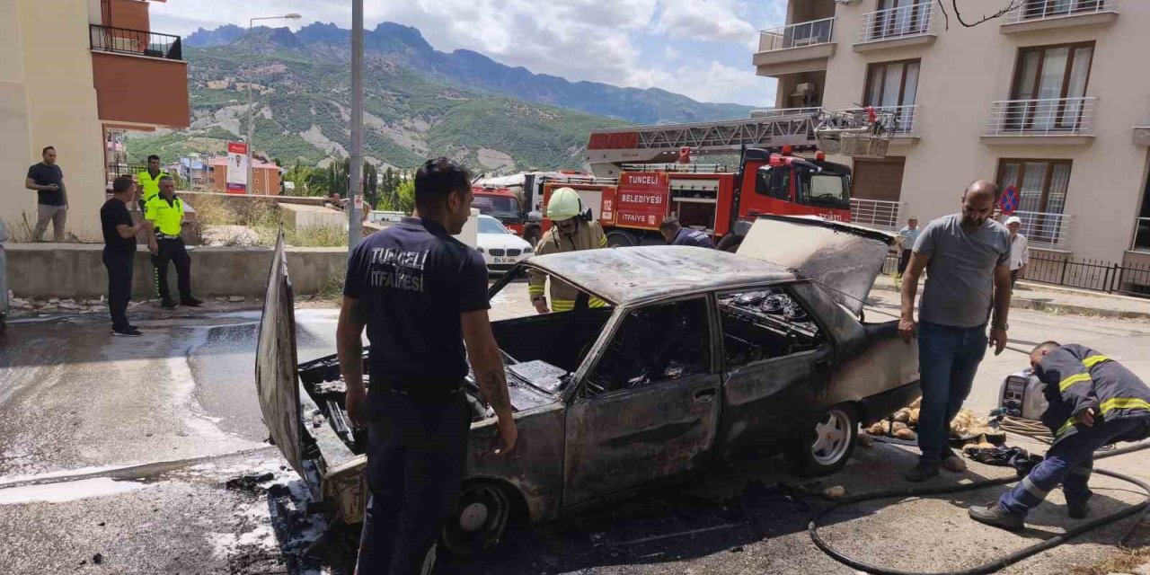 Bakkala gitmek için indi, aracı alev aldı
