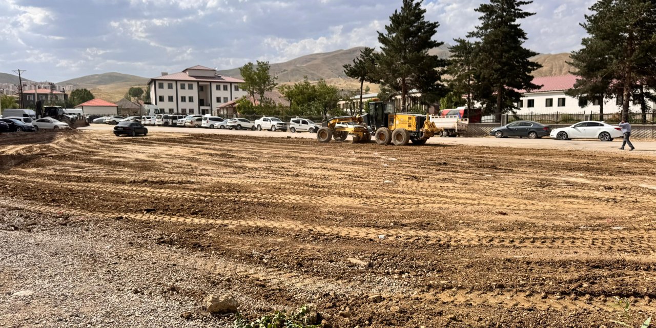 Yüksekova Belediyesi’nden Ziraat Kavşağı’nda temizlik çalışması