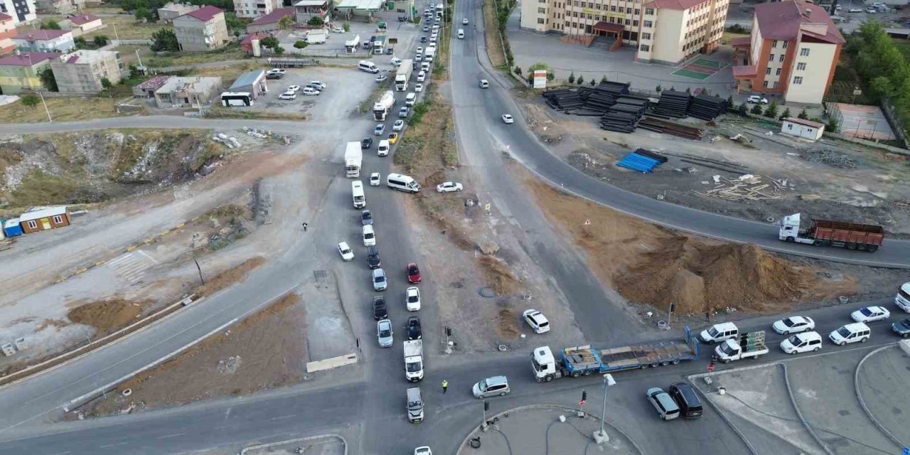 Tatvan’da yol çalışmaları yüzünden kilometrelerce araç kuyruğu oluştu