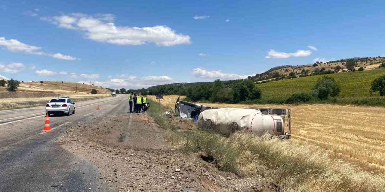 Adıyaman'da şarampole yuvarlanan tırın sürücüsü yaralandı