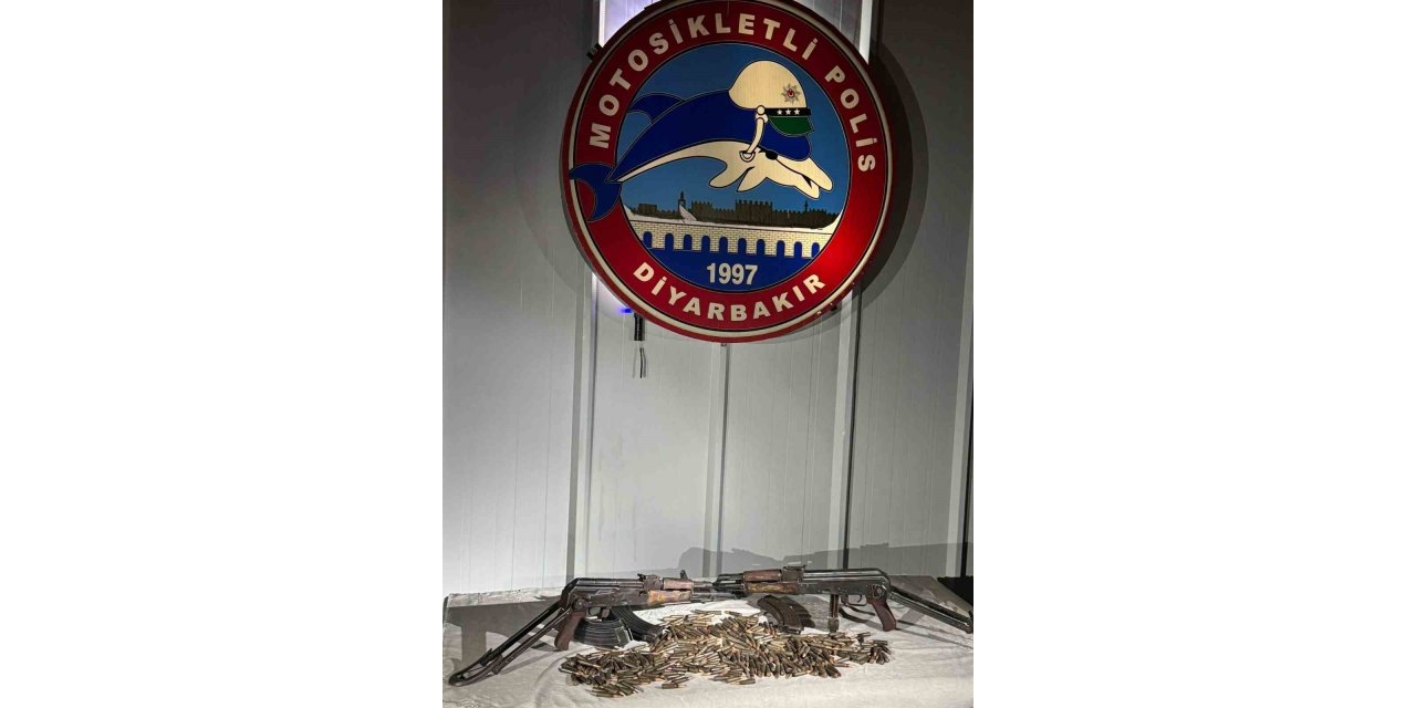 Diyarbakır’da otomobilin kaputundan 2 adet kalaşnikof silah ele geçirildi