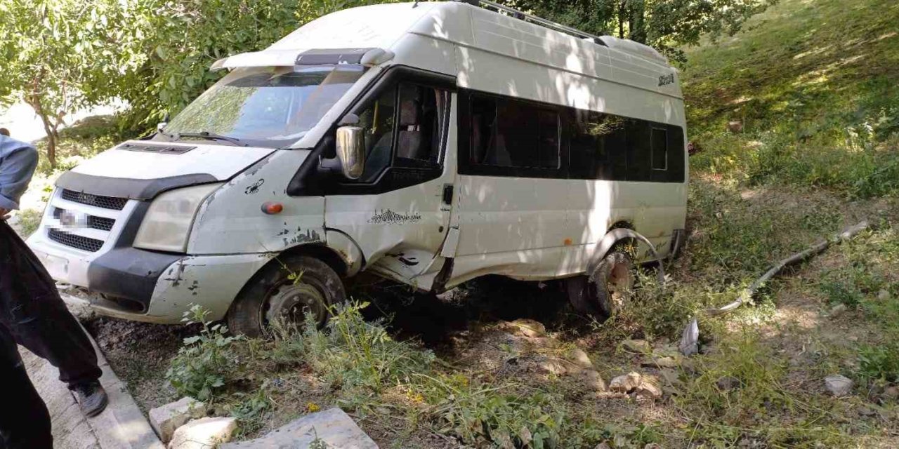 Hakkari’de minibüs takla attı: 7 kişi yaralı