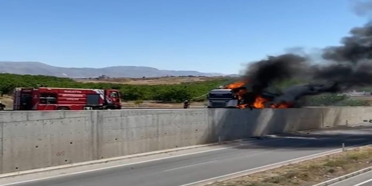 Malatya’da bariyerlere çarpan tır alev topuna döndü
