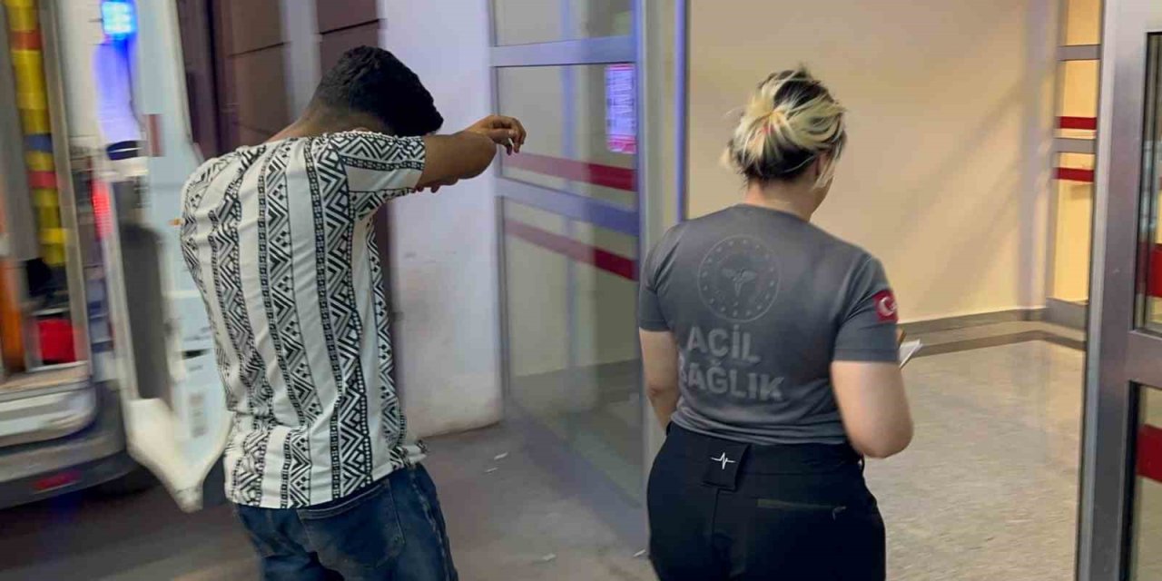 Otomobil park halindeki minibüse çarptı: 1 kişi yaralandı