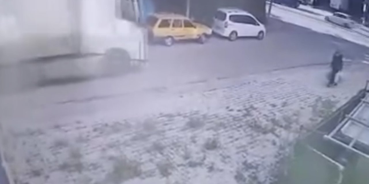 Tır, dorsesine takılı kalan aracı metrelerce sürükledi