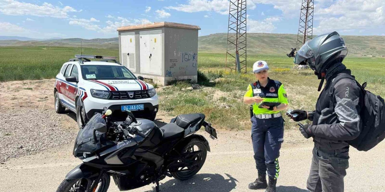 Ağrı’da jandarma trafik denetiminde 89 sürücüye ceza verildi