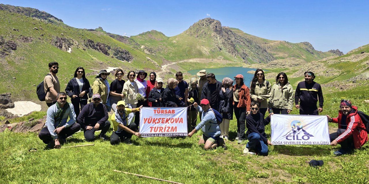Yüksekova: 30 kişilik grup İki Yaka Sat Gölleri’ne doğa yürüyüşü gerçekleştirdi