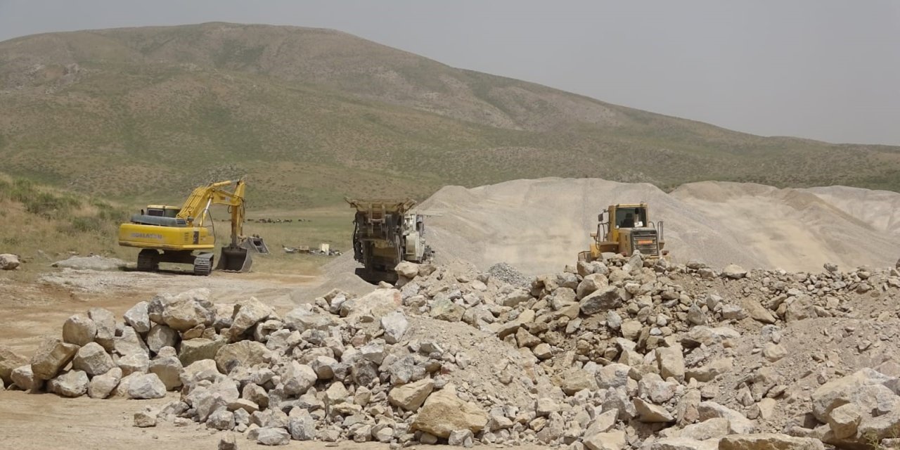 Çemikari Yaylası’ndaki yollarda çalışmalar sürüyor