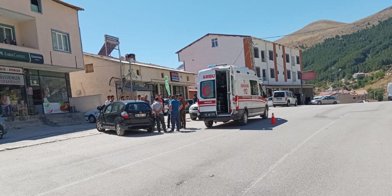 Otomobil ile motosiklet çarpıştı: 2 kişi yaralandı