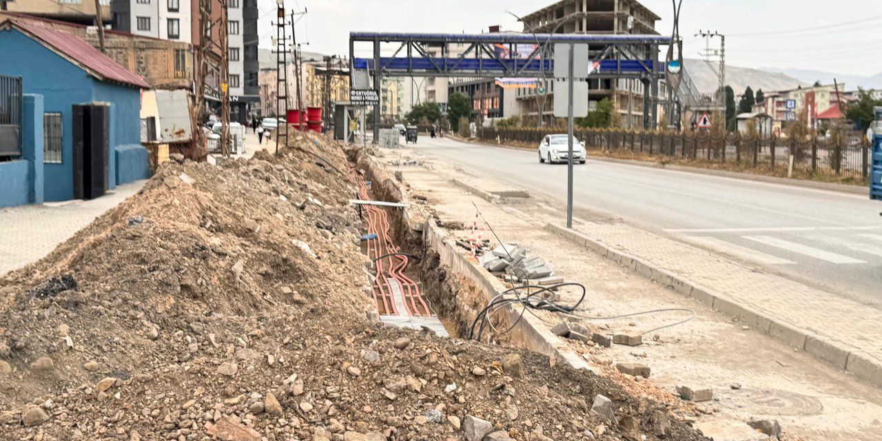 Yüksekova İpekyolu’nda elektrik altyapı çalışmaları sürüyor