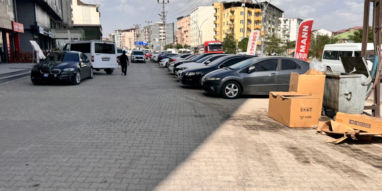 Yüksekova’da park halindeki araçlar elektrik altyapı çalışmalarını engelliyor