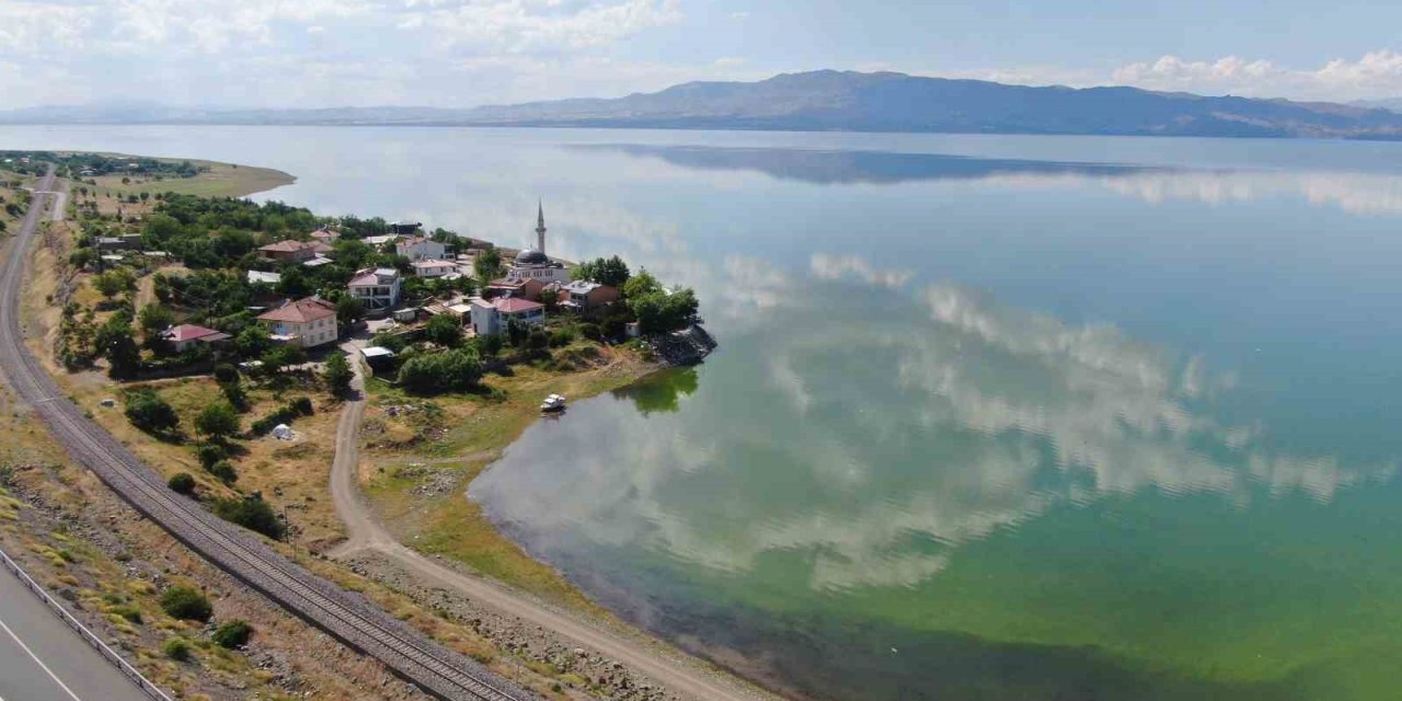 Suların yükselmesiyle yarımadaya dönüşen köy, eşsiz manzaraya büründü