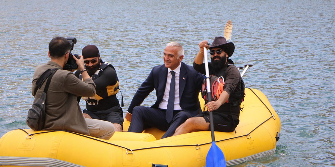 Bakan Ersoy rafting ekibiyle Sat gölünde botla gezinti yaptı