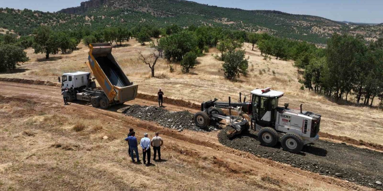 Diyarbakır Büyükşehir Belediyesi, köylerine dönen vatandaşların yollarını yapıyor