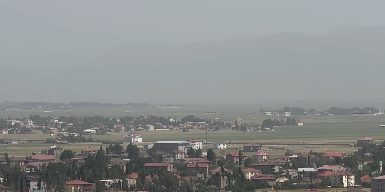 Yüksekova’nın dağları toz bulutu altında kaldı