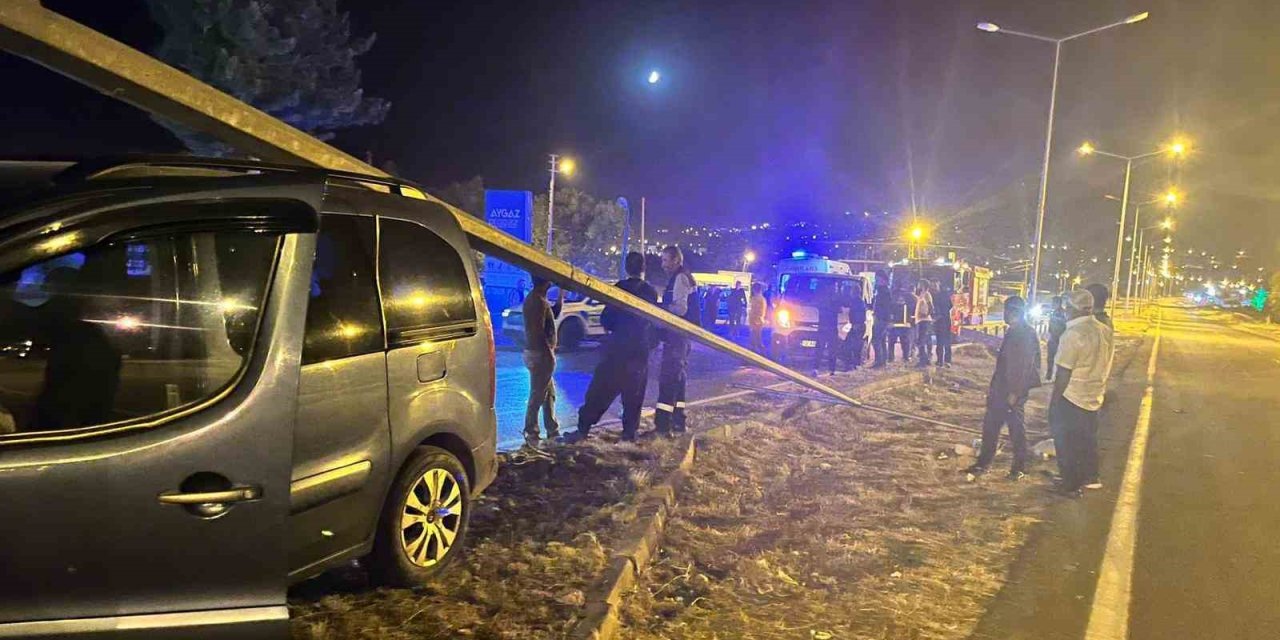 Van’da kamyonet, aydınlatma direğine çarptı: 3 yaralı