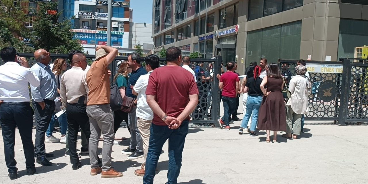İpekyolu Belediye binasındaki yangını işten çıkarılan işçiler fark etti