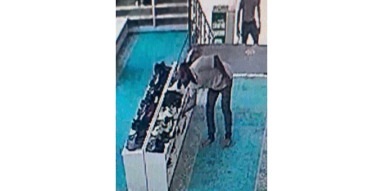 Camideki ayakkabı hırsızlığı güvenlik kamerasına yansıdı