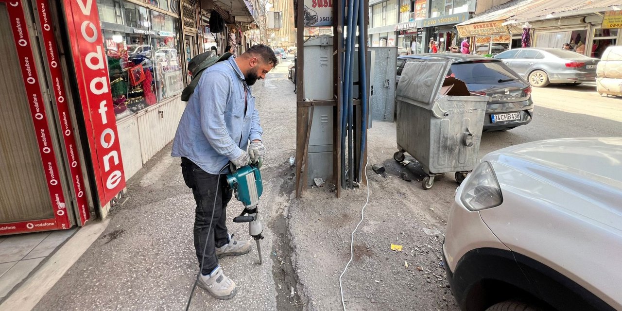 Yüksekova'nın Özgürlük Meydanı’nda elektrik hatları yer altına alındı