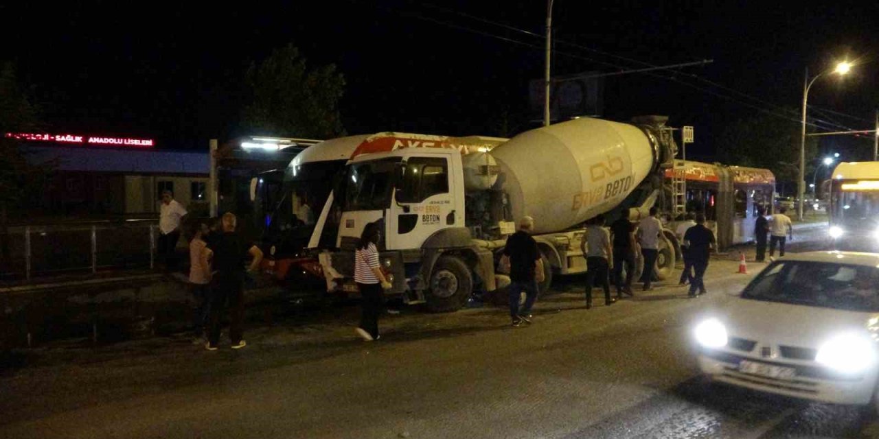 Kontrolden çıkan beton mikseri trambüse çarptı: 4 kişi yaralandı