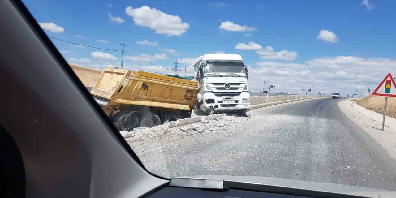 Kontrolden çıkan hafriyat kamyonu yön tabelasına çarptı: 1 yaralı