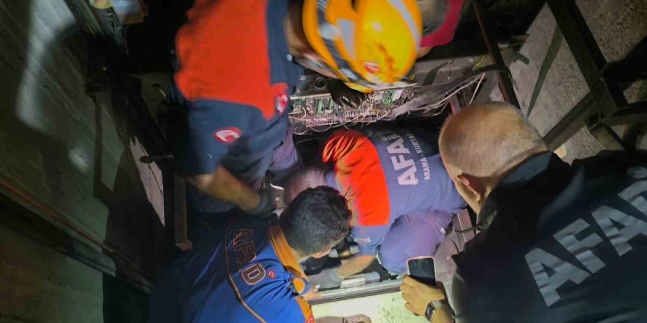 Asansörde mahsur kalan vatandaşlar AFAD tarafından kurtarıldı