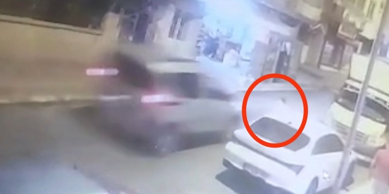 Siirt’te aniden yola çıkan çocuğa aracın çarptığı anlar kameralara yansıdı