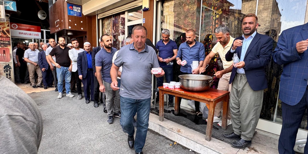 Yüksekova’da öğle namazı çıkışında aşure ikramı yapıldı