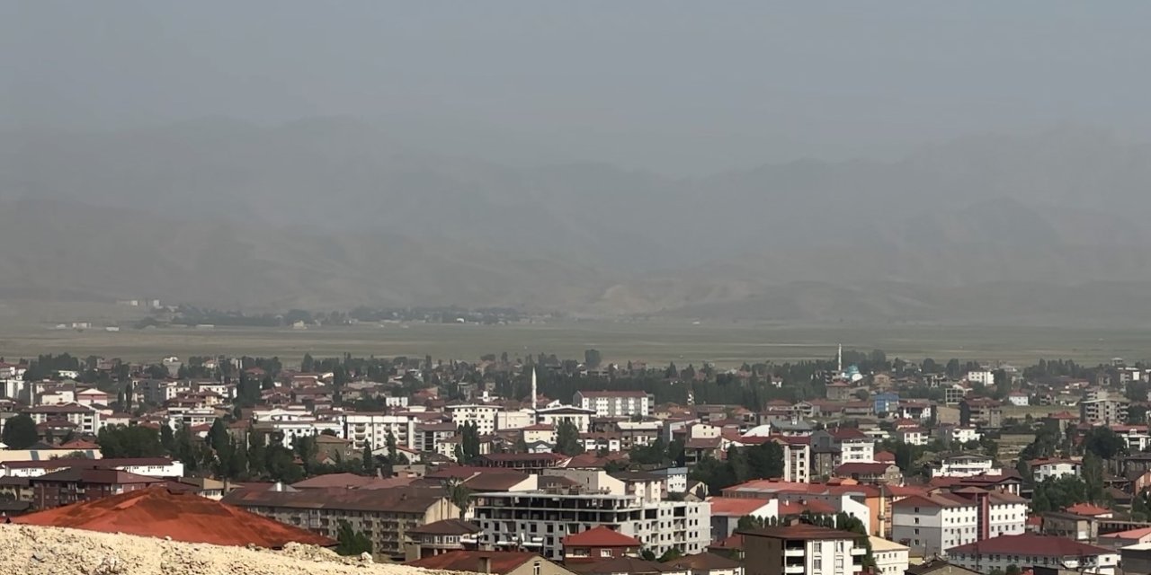 Yüksekova’da çöl tozu etkili oldu