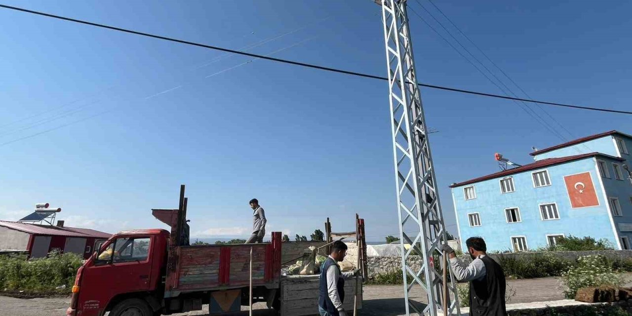 Kars’ta elektrik direkleri yenileniyor