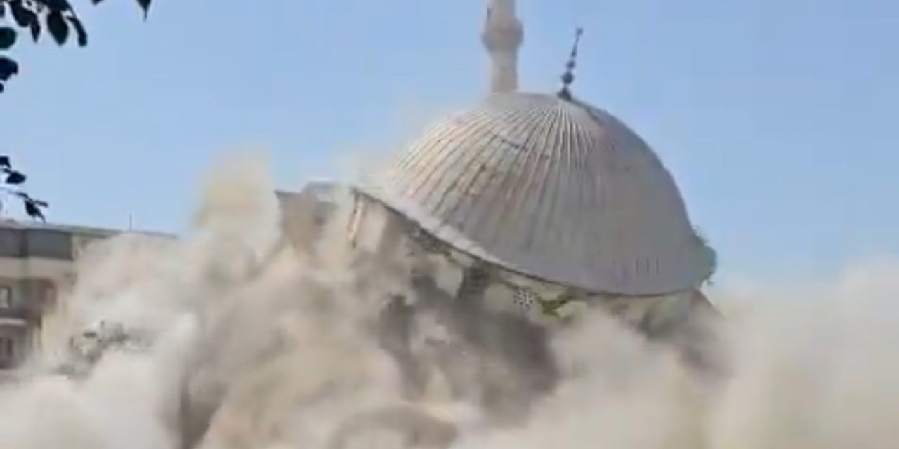 Van’da yarım asırlık cami yıkıldı