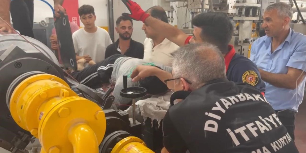 Elini levha kesme makinesine kaptıran işçi yaralandı
