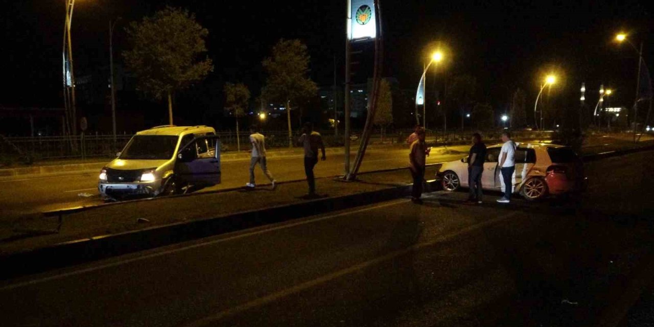 Malatya’da hafif ticari araç ile otomobil çarpıştı: 2 yaralı