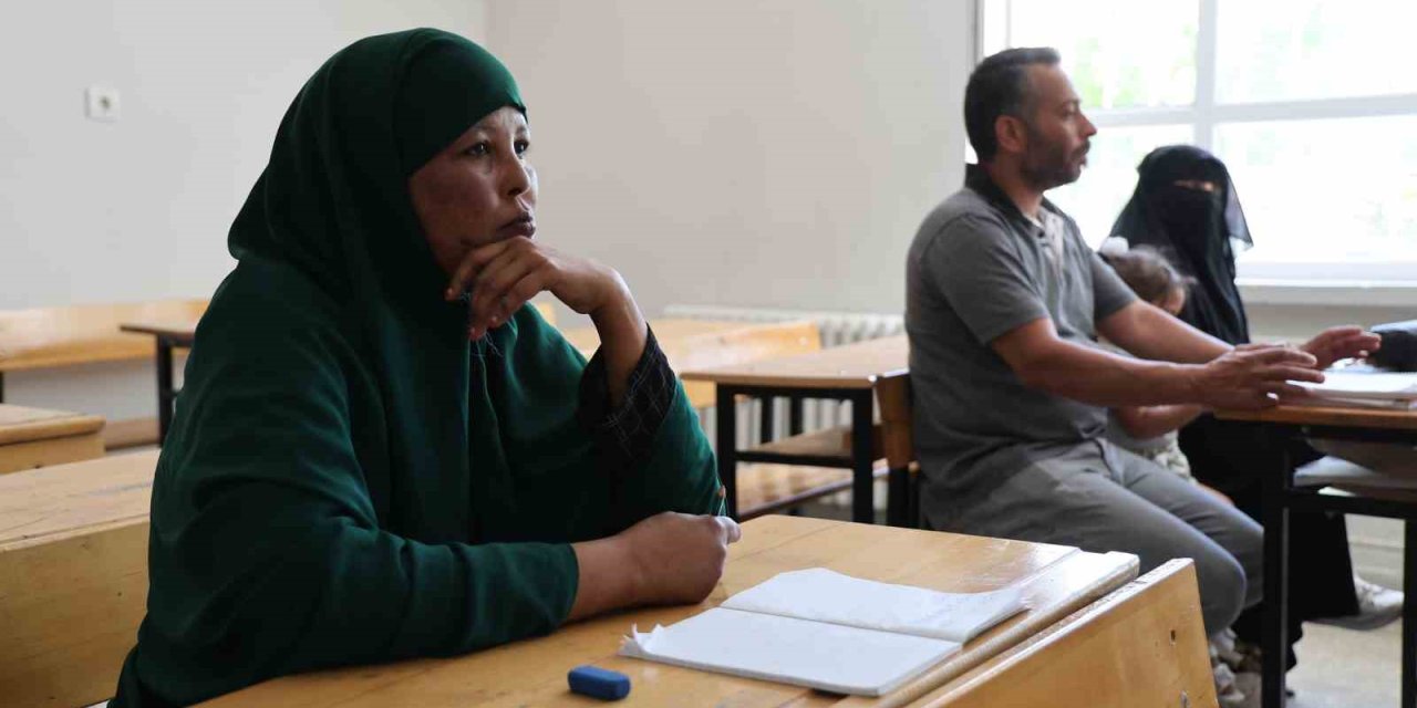 Kanser hastası annesi için 6 bin kilometre geldi: Tercüman bulamadığı için Türkçe kursuna yazıldı