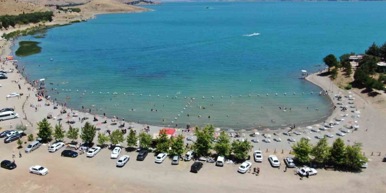 Tatilciler Ege sahillerini aratmayan Hazar Gölü’ne ilgi gösterdi