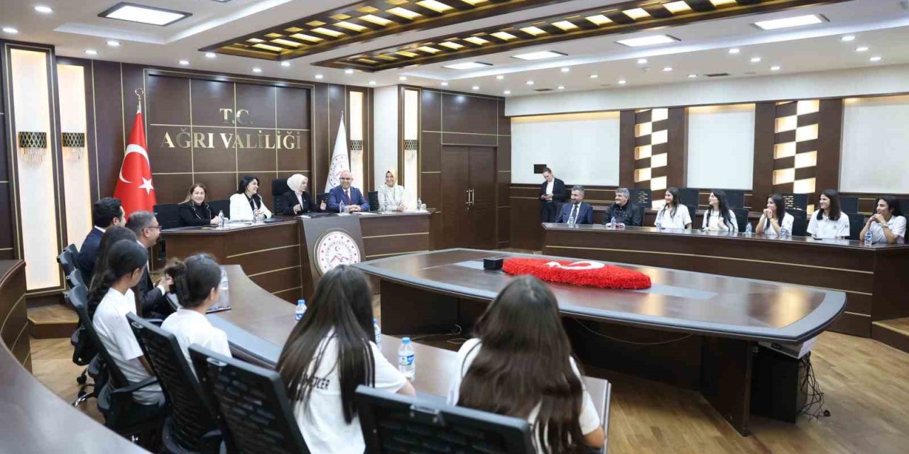 Ağrı kadın futbol takımı, Bakan Göktaş’la buluştu