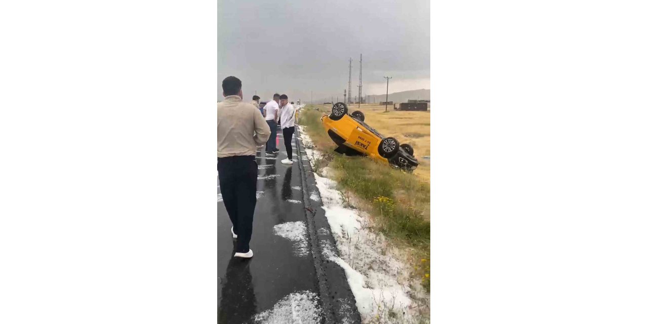Iğdır-Doğubayazıt yolunda dolu kazaya getirdi