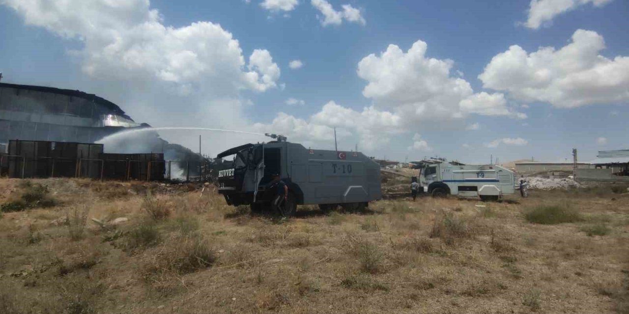 Van’da geri dönüşüm tesisinde çıkan yangına müdahale