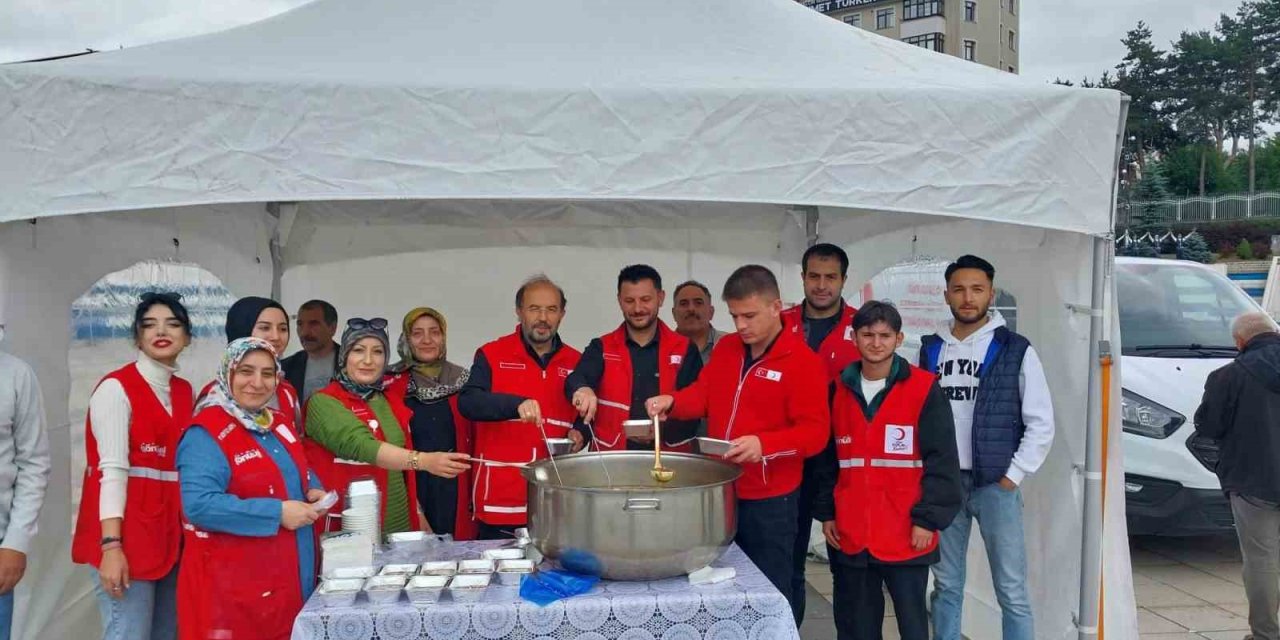 Erzurum'da Kızılay aşure dağıttı