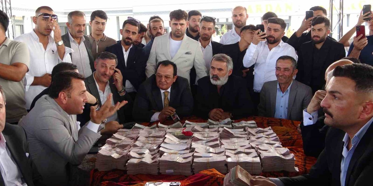 Van'da damada 7 buçuk milyon, geline 1 buçuk kilo altın takıldı