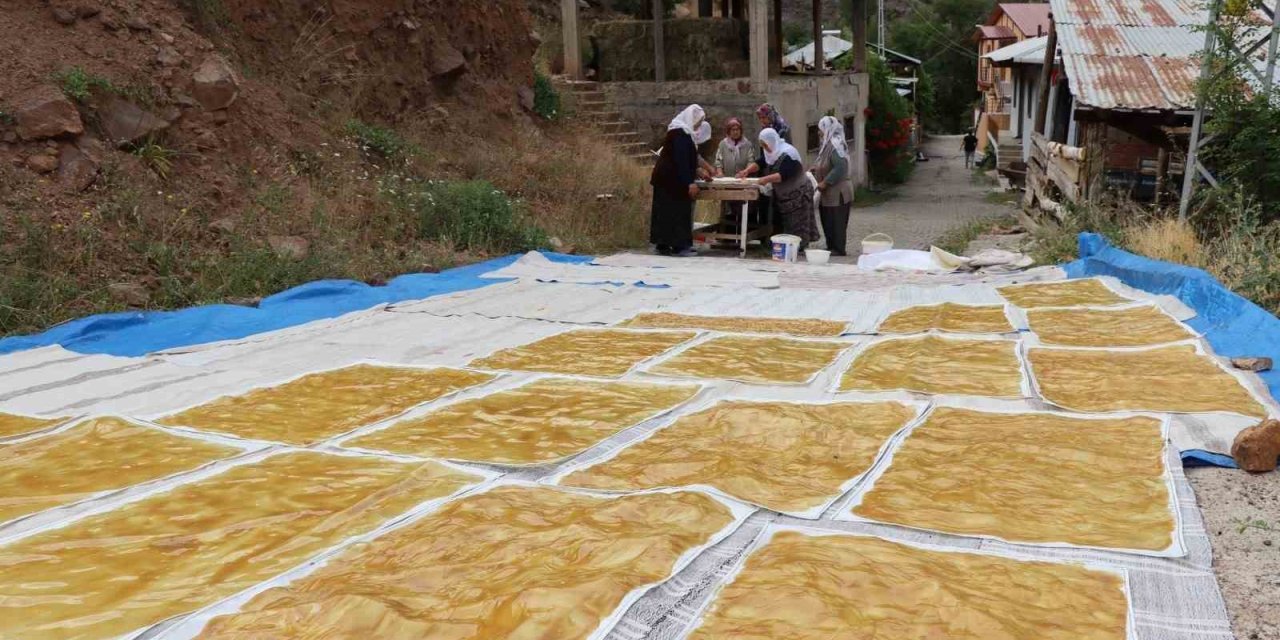 Erzurum'da pekmez ocakları bu kez pestil için yandı