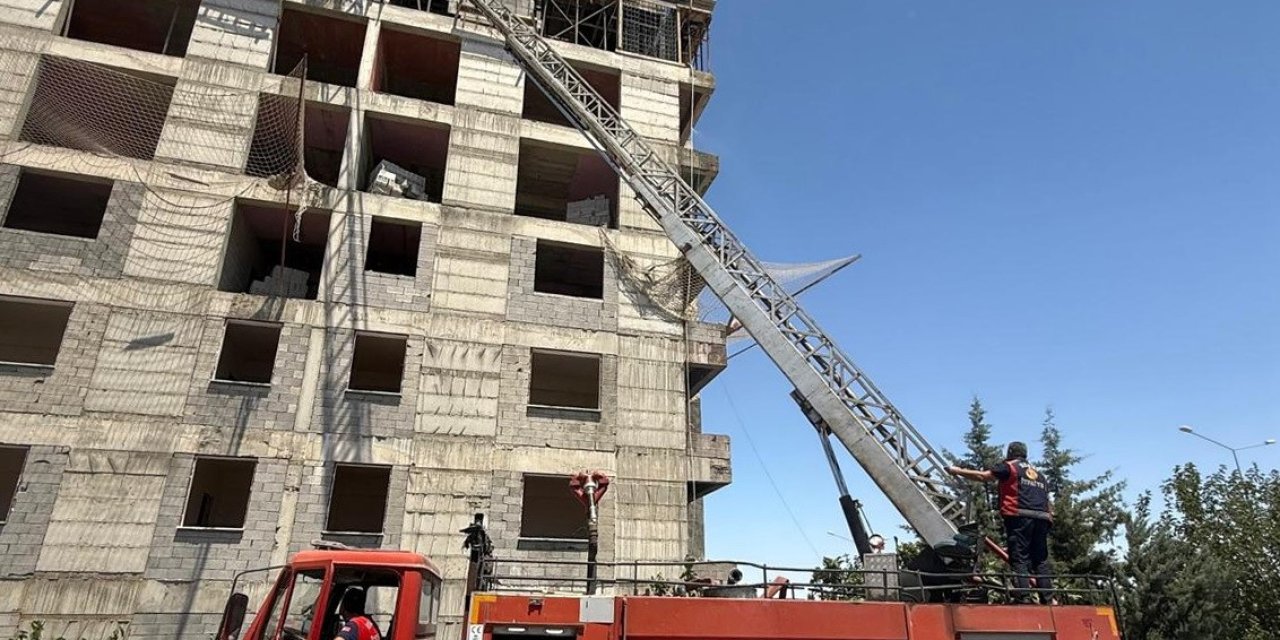 Adıyaman'da bina inşaatında çıkan yangın korkuttu